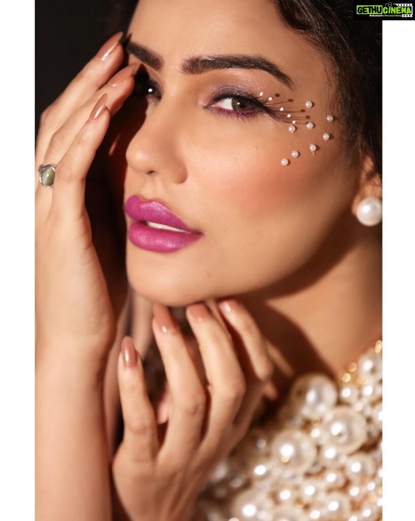 Kangna Sharma Instagram - click by - @ilmanaazphotography1 makeup- @makeoverbysejalthakkar jewellery- @sanalakhanifashionstylist