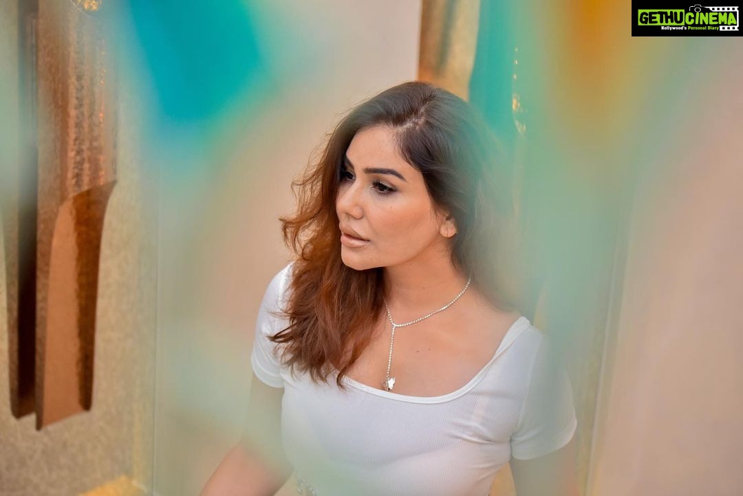 Kangna Sharma Instagram - The most beautiful things in life are not things .They’re People and places,Memories and Pictures, They are feelings and Moments and smiles and laughter 🥰
