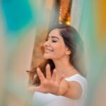 Kangna Sharma Instagram - The most beautiful things in life are not things .They’re People and places,Memories and Pictures, They are feelings and Moments and smiles and laughter 🥰