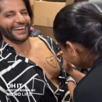 Karanvir Bohra Instagram - Another day, another wedding function! 😄 Mendhi night.. getting her name written on my chest. She got mendhi done afterwards.. I have one question though.. who is this X? 😠 @bombaysunshine
