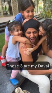 Karanvir Bohra Instagram - Really…. These 3 are my #sanjeevnibooti @twinbabydiaries @thebabysnowflake #fatherslove #fatherdaughter #daddydaughter