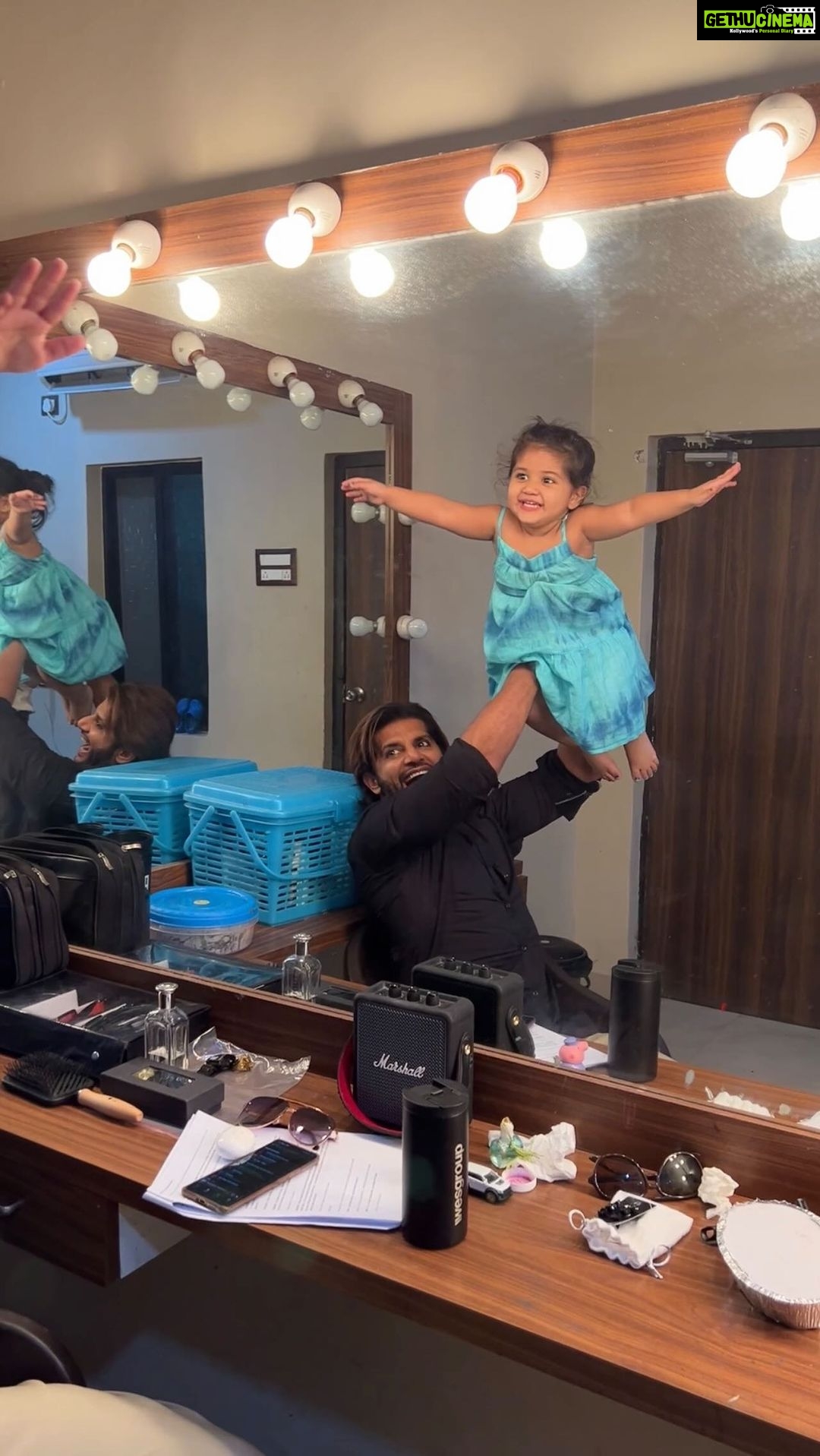 Karanvir Bohra Instagram - Regular day on my shooting set with my #shootbuddy @thebabysnowflake @sonytvofficial @swastikproductions #humrahenarahehum