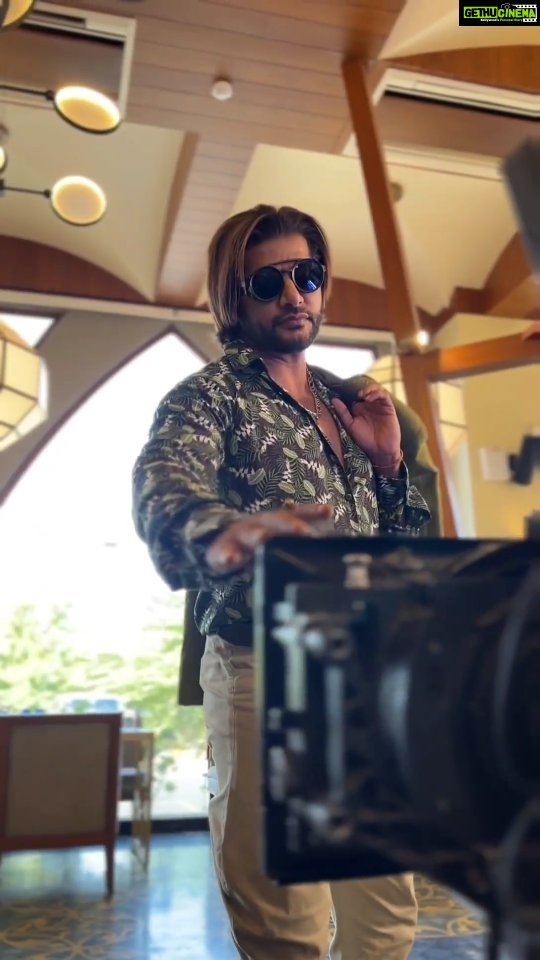 Karanvir Bohra Instagram - Every actor's home....#shootingset He feels like a "tiger" out there.... Have you been watching #samarahluwalia keep keep spreading love for #humrahenarahehum @sonytvofficial and of you miss it, @sonylivindia zindabad ❤️ @swastikproductions