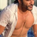 Karanvir Bohra Instagram - Getting ready for my entry in #humrahenarahehum! Should I tie a ponytail for my look in the show? @sonytvofficial @swastikproductions Location: @novotelmumbaiairport Thank you for a wonderful weekend staycay! 😊 Novotel Mumbai International Airport