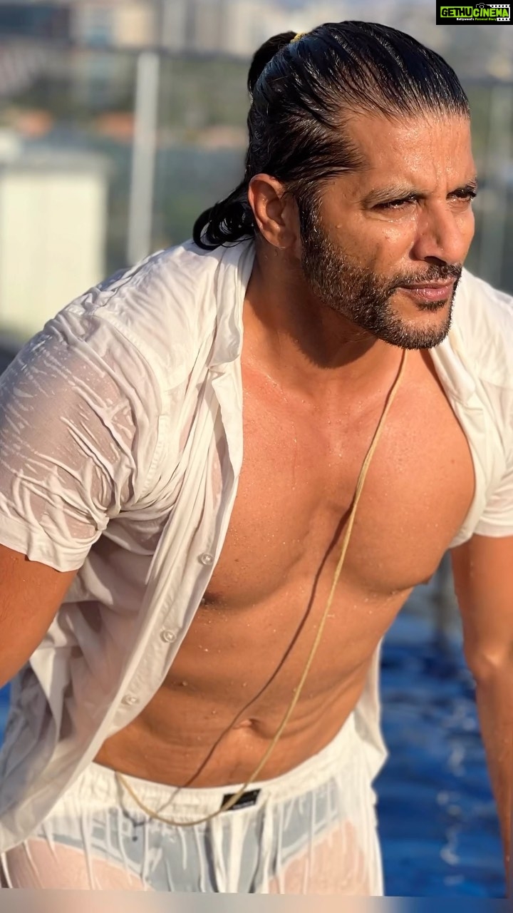 Karanvir Bohra Instagram - Getting ready for my entry in #humrahenarahehum! Should I tie a ponytail for my look in the show? @sonytvofficial @swastikproductions Location: @novotelmumbaiairport Thank you for a wonderful weekend staycay! 😊 Novotel Mumbai International Airport