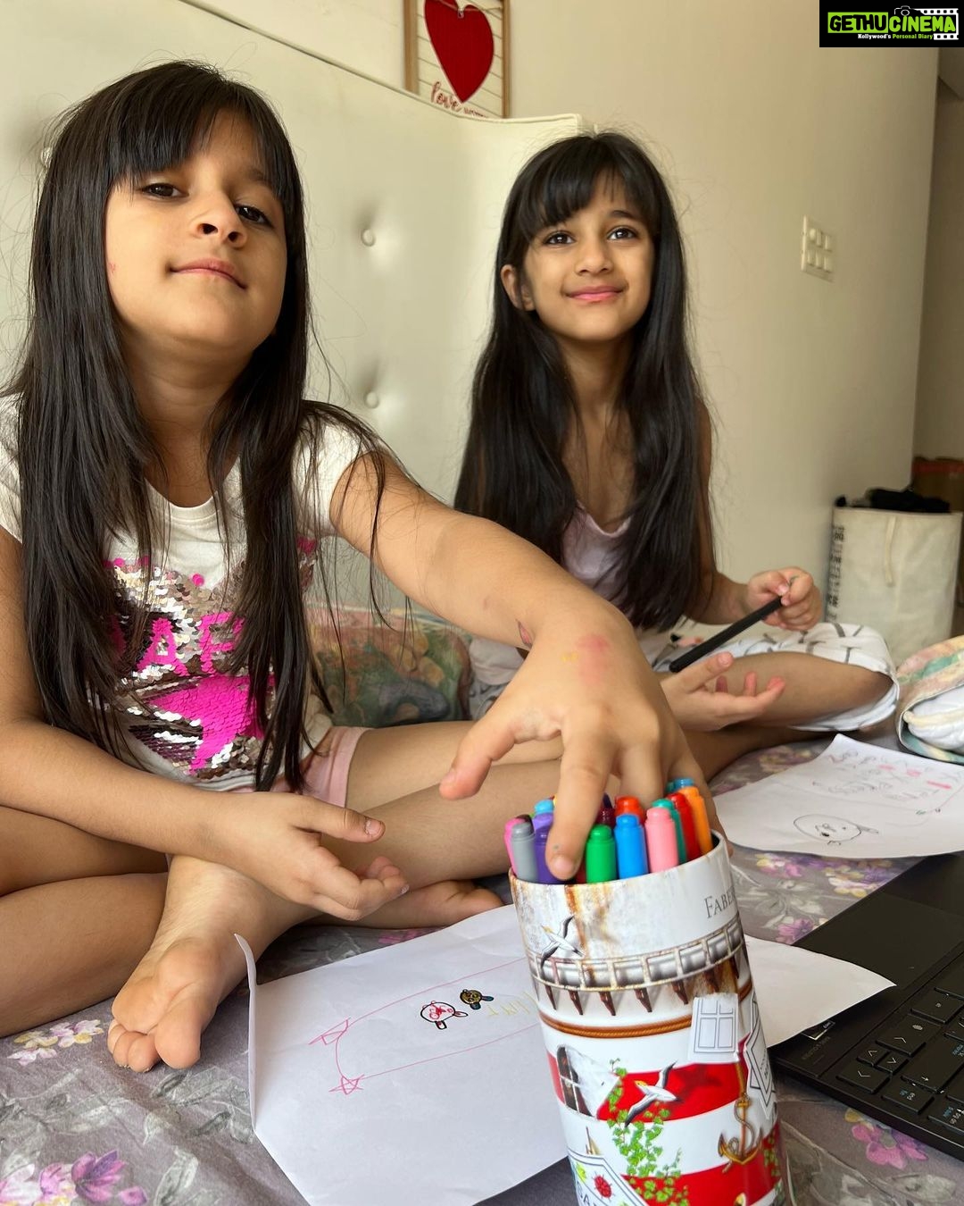 Karanvir Bohra Instagram - So these two had holidays from school.. and there was no way we were going to let them watch TV all day! ππ€·π»ββοΈ They do play outside but they need things do indoors also. And I feel once kids are in the 'flow' of school, they should continue with a little bit of daily schooling.. enough to maintain their focus, but not too much that they get bored. So we enrolled them in @learn_2read phonics classes. :) It's been the perfect mix of polishing their reading skills, playtime and even a little bit of dancing! π (Special thanks, Ms Urvashi, for your patience.. Bella and Nen can be a handful.. even online!) π