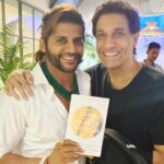 Karanvir Bohra Instagram - Congratulations @bhamlafoundation for spreading such an awareness on #worldenvironmentday on such a level and the icing on cake was the honourable CM @mieknathshinde giving such an inspiring speech on environment… @drshrikantshinde you are like an extension of your father, will spoken, humble and so much of positivity, was a pleasure meeting you too… @pratap_sarnaik sir you are an inspiration and the most amazing person I know and I love you so much🤗 @iamshaileshlodha aapre waaste kai kehu ❤️❤️❤️ you are taking me to #ayodhya #ramtemple to put a brick I too want to be that #squirrel @lakshyarajsinghmewar aapne khamakhani are maaro bahut saro laad ❤️ @singer_shaan and @yashbirla let’s go to #ayodhya 🔱🔱🔱 @shiamakofficial you are gifted and the personally signed gift that you have given me #lawsofthespiritworld I’m sure it will be a great guidance in my future… And last but not the least @saherbhamla at such a young age you are working for such an amazing cause, god bless you #omnamashivaya 🔱