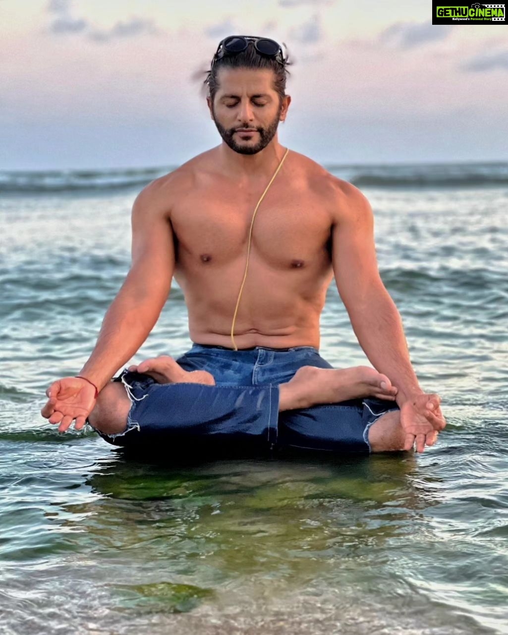 Karanvir Bohra Instagram - This is not a trick..... It's real, i swear.... You can do it to..... And it only happens in #diu on a #fullmoon day