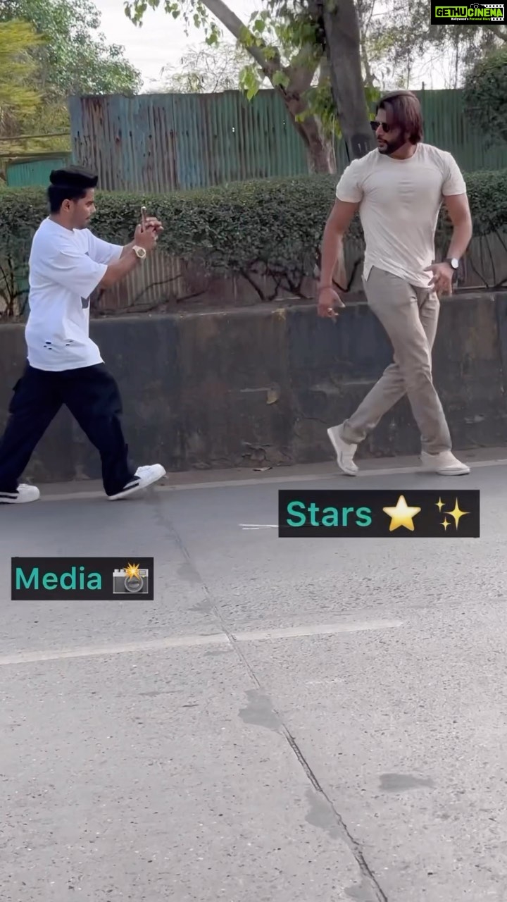 Karanvir Bohra Instagram - This has been the case since the dawn of time 😂 Kabhi main media ke peeche, kabhi media meere peeche…. Dedicating a fun reel to all the media and press ppl 🤗🤗🤗❤️❤️❤️ #chotu tu kamaal hai👍