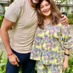 Karanvir Bohra Instagram - #godlovesfun and so do we! 😄 We loved spending the afternoon with you @sangeetajani.. not sure who enjoyed more, the kids or us! 😄 You brought out the child in all of us.. love you for your warmth, your spirit, your infectious smile! Looking forward to more #playdates and #coconutcream! 🫖 ❤ #AOL #artofliving #srisriravishankar #afternoonfun #artoflivingteacher