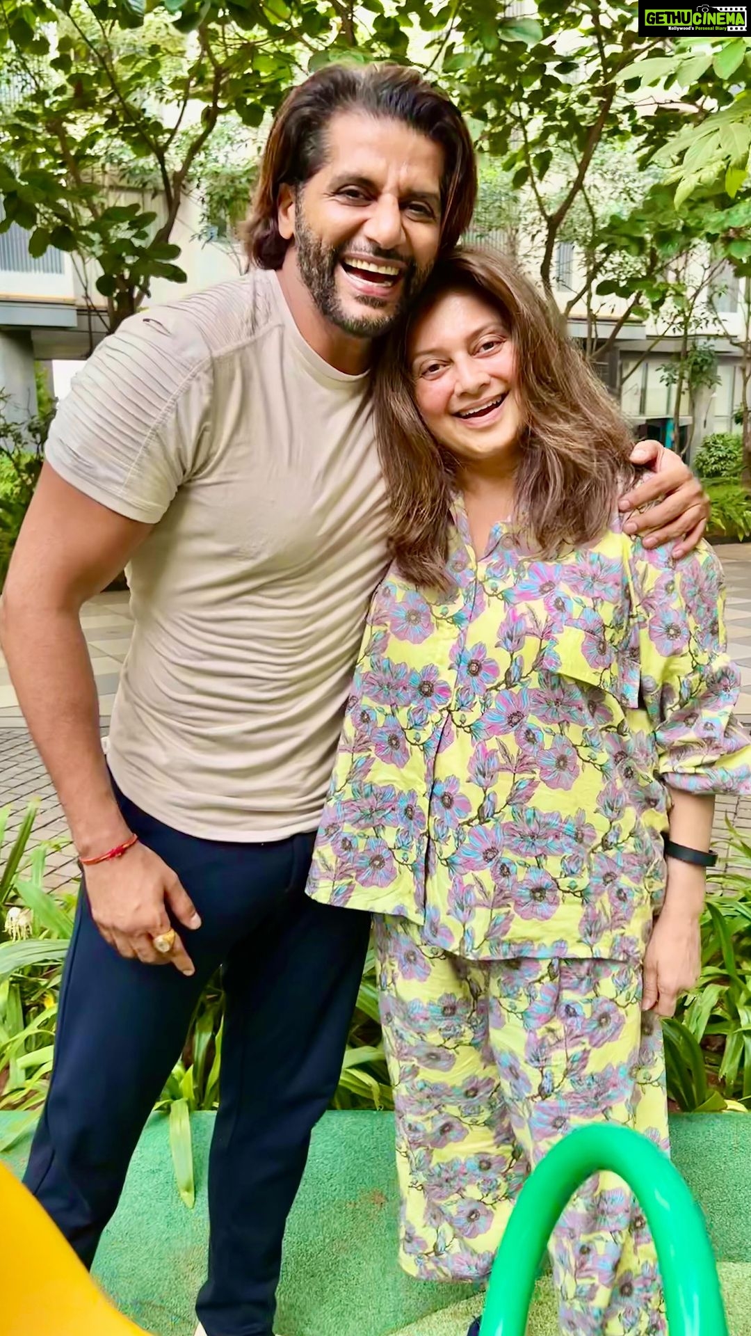 Karanvir Bohra Instagram - #godlovesfun and so do we! 😄 We loved spending the afternoon with you @sangeetajani.. not sure who enjoyed more, the kids or us! 😄 You brought out the child in all of us.. love you for your warmth, your spirit, your infectious smile! Looking forward to more #playdates and #coconutcream! 🫖 ❤ #AOL #artofliving #srisriravishankar #afternoonfun #artoflivingteacher