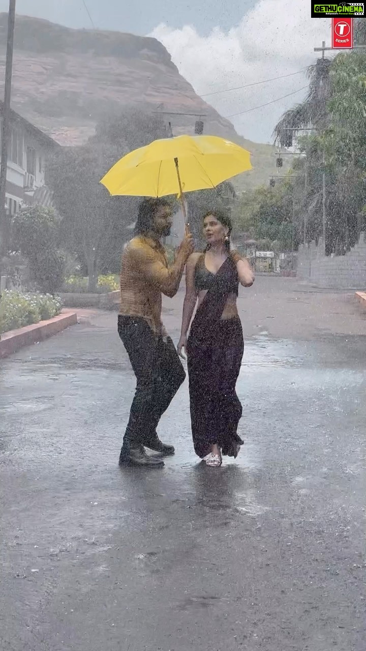 Karishma Sharma Instagram - This monsoon, get ready to soak yourself in love! ☔❤️ #PehliBaarishMein, coming soon. Stay tuned. #tseries @tseries.official #BhushanKumar @Karishmasharma22 @jubin_nautiyal @rochakkohli @ghuggss @gautidihatti @videobrainsofficial