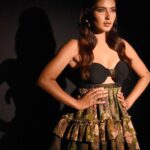 Karishma Sharma Instagram - It's the small wins that can give you confidence to start taking on the bigger challenges. Outfit by @rockystarofficial Makeup by @makeupbykhushikhivishra Styled by @rivashion Hair by @arifayadav_make_you_gorgeous Jewellery by @the_jewel_gallery Shot by @pehelaggarwal