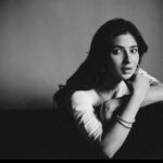 Karishma Sharma Instagram - इस वक़्त की शियाही ने लम्हो को कैद किया हैं, कुछ तो मेरे ख्वाब हैं और कुछ मेरी सिकायतें| 📸 @tarunchouhan_ph Sari is a gift from one of my best friend @thesurrealvivaanshah 🤗