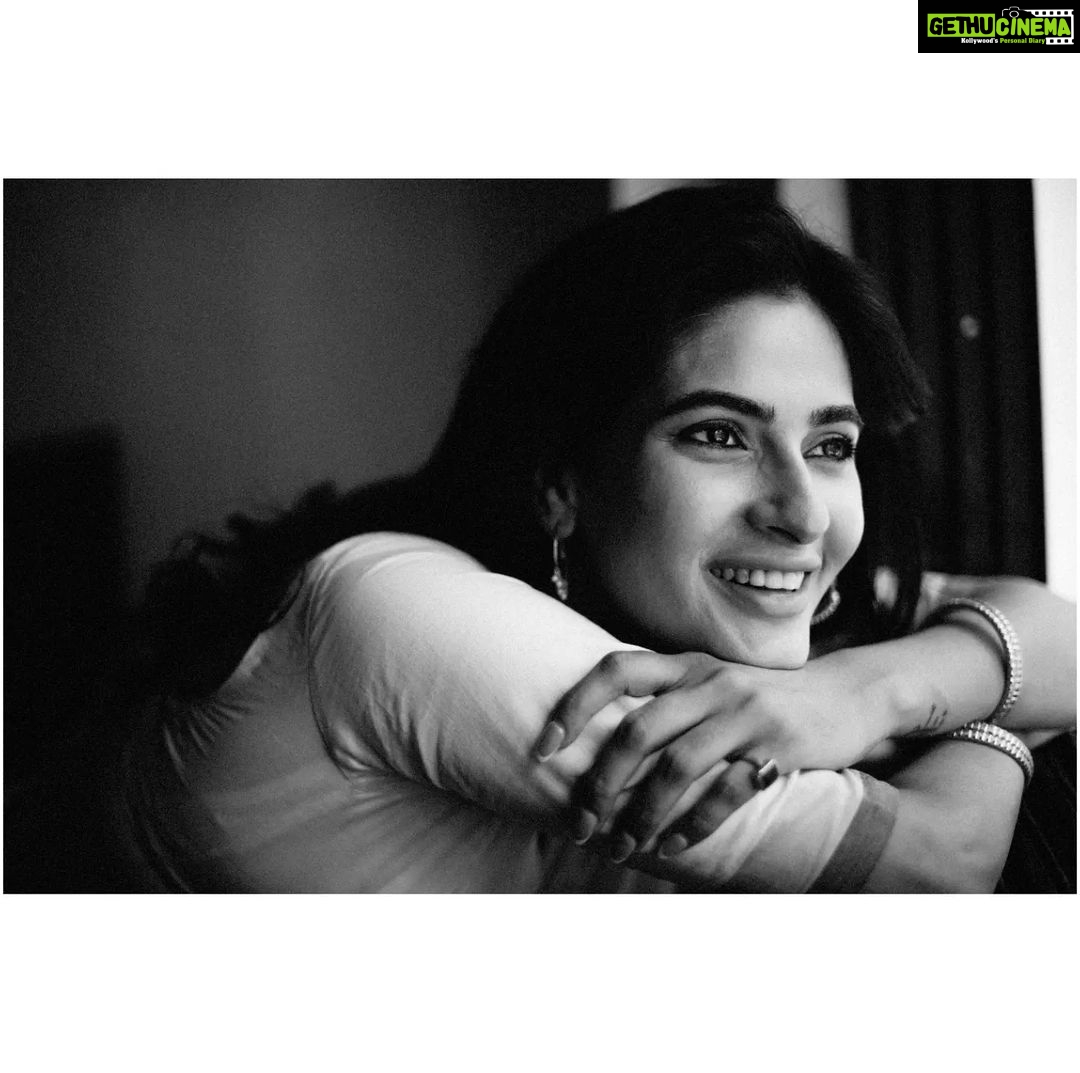 Karishma Sharma Instagram - जहाँ भी आज़ाद रूह की महक पड़े, समझना वहां मेरा घर है..... - अमृता प्रीतम Portrait of - @karishmasharma22 🌼 Mumbai - मुंबई