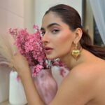 Karishma Sharma Instagram - When you're with your closest friends, there's a level of comfort and familiarity that makes it easy to be yourself and let your guard down. You can laugh, reminisce, and talk about anything and everything without fear of judgment. It's a reminder of the love and support that you have in your life, and the importance of nurturing those relationships. Olive Bar & Kitchen