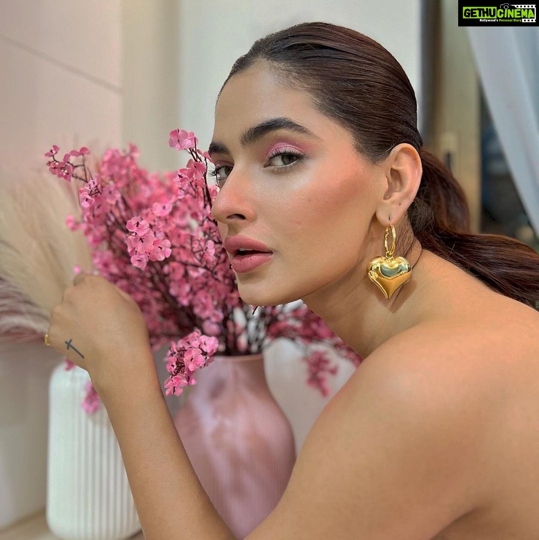Karishma Sharma Instagram - When you're with your closest friends, there's a level of comfort and familiarity that makes it easy to be yourself and let your guard down. You can laugh, reminisce, and talk about anything and everything without fear of judgment. It's a reminder of the love and support that you have in your life, and the importance of nurturing those relationships. Olive Bar & Kitchen