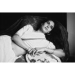 Karishma Sharma Instagram - सारी किताबें तुम्हारी आंखों की तरह खुलती हैं कोर से कोर तक, कवर से कवर तक किताब के भीतर बैठकर मैं किताबें लिखता रहा और तुम कहती रहीं, मेरी आंखों के पन्ने रह-रहकर फड़फड़ाते हैं. - गीत चतुर्वेदी . Portrait of - @karishmasharma22 🌼 Mumbai - मुंबई