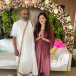 Karishma Sharma Instagram - This was such a beautiful moment with Gurudev, after my Mahashivratri advance course, things have fallen into place back to back. Super grateful to have a Guru like Gurudev in this lifetime. His Aura and blessings can make miracles happen in one’s life. Jai Gurudev 🙏🧿 Thank you @swettavyas13 for making this happen and big thank you to @neetumahaveerjain Mumbai, Maharashtra