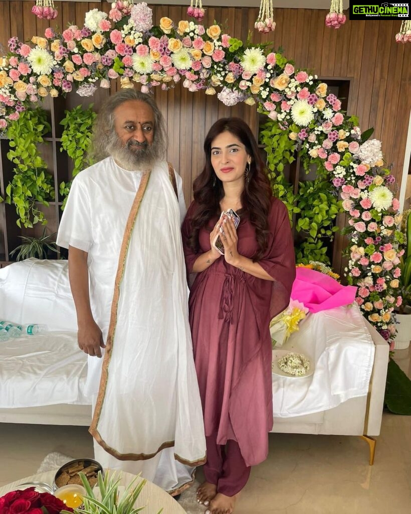 Karishma Sharma Instagram - This was such a beautiful moment with Gurudev, after my Mahashivratri advance course, things have fallen into place back to back. Super grateful to have a Guru like Gurudev in this lifetime. His Aura and blessings can make miracles happen in one’s life. Jai Gurudev 🙏🧿 Thank you @swettavyas13 for making this happen and big thank you to @neetumahaveerjain Mumbai, Maharashtra