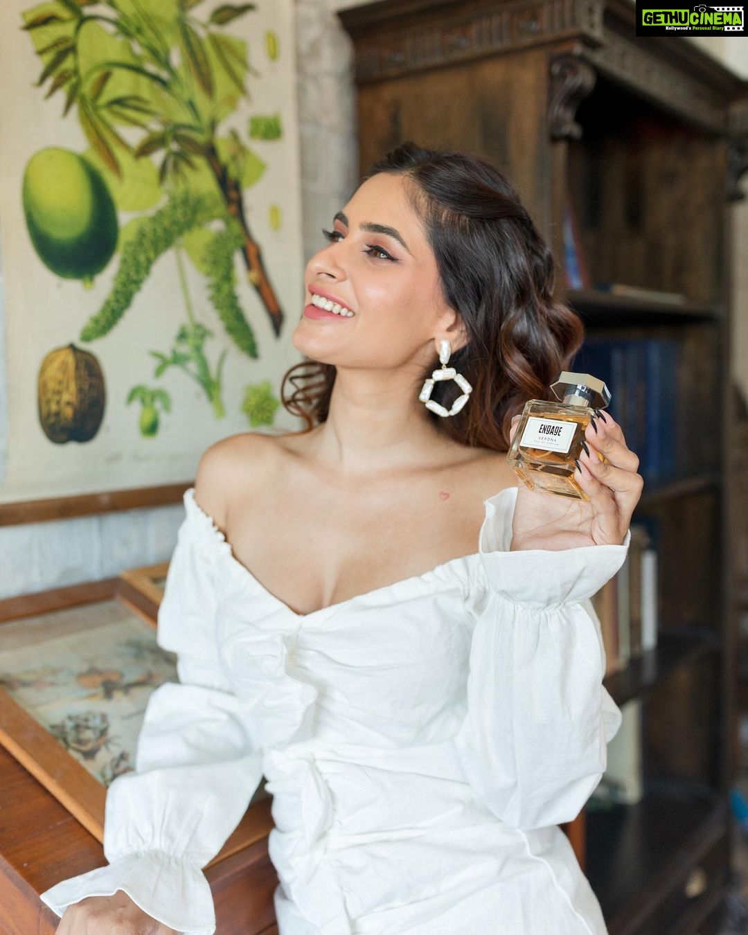 Karishma Sharma Instagram - POV: Its International Fragrance Day and I cannot help but tell you guys about my two new go to fragrances for day and night wear!The first is a floral and citrusy day perfume, Engage Verona which I spritz on for brunches, lunch dates, perfect for everyday wear. My new hot favourite is the Engage Fantasia which is a beautiful elegant fragrance. I usually wear this for special occasions and evening parties. Check out these perfumes at Nykaa.com and complete your vanity ! Use code ENGKARISHMA10 for a special offer. @engagebyitc #EngageVerona #EngageFantasia #EngagePerfumes Bangkok, Thailand