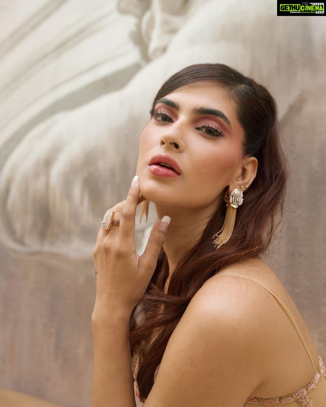 Karishma Sharma Instagram - half saint , half sinner face of an angel , mind of a killer🌬 stylist @rivashion wearing @rockystarofficial jewellery by @mkjewels_india shot by @theclassymonkey makeup by @makeupbykhushivishra hairstylist @arifayadav_makeuougorgeous @allsaintsofficial_ @alistclub