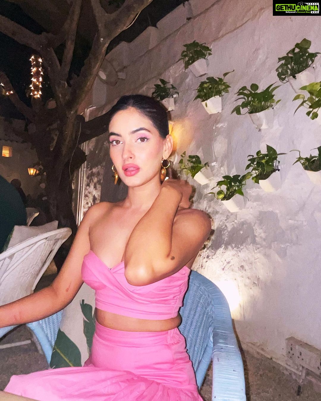 Karishma Sharma Instagram - When you're with your closest friends, there's a level of comfort and familiarity that makes it easy to be yourself and let your guard down. You can laugh, reminisce, and talk about anything and everything without fear of judgment. It's a reminder of the love and support that you have in your life, and the importance of nurturing those relationships. Olive Bar & Kitchen