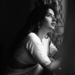 Karishma Sharma Instagram - इस वक़्त की शियाही ने लम्हो को कैद किया हैं, कुछ तो मेरे ख्वाब हैं और कुछ मेरी सिकायतें| 📸 @tarunchouhan_ph Sari is a gift from one of my best friend @thesurrealvivaanshah 🤗
