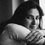 Karishma Sharma Instagram - इस वक़्त की शियाही ने लम्हो को कैद किया हैं, कुछ तो मेरे ख्वाब हैं और कुछ मेरी सिकायतें| 📸 @tarunchouhan_ph Sari is a gift from one of my best friend @thesurrealvivaanshah 🤗