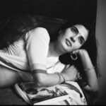 Karishma Sharma Instagram - इस वक़्त की शियाही ने लम्हो को कैद किया हैं, कुछ तो मेरे ख्वाब हैं और कुछ मेरी सिकायतें| 📸 @tarunchouhan_ph Sari is a gift from one of my best friend @thesurrealvivaanshah 🤗