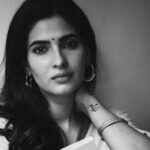 Karishma Sharma Instagram - इस वक़्त की शियाही ने लम्हो को कैद किया हैं, कुछ तो मेरे ख्वाब हैं और कुछ मेरी सिकायतें| 📸 @tarunchouhan_ph Sari is a gift from one of my best friend @thesurrealvivaanshah 🤗