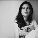 Karishma Sharma Instagram - इस वक़्त की शियाही ने लम्हो को कैद किया हैं, कुछ तो मेरे ख्वाब हैं और कुछ मेरी सिकायतें| 📸 @tarunchouhan_ph Sari is a gift from one of my best friend @thesurrealvivaanshah 🤗