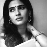 Karishma Sharma Instagram - इस वक़्त की शियाही ने लम्हो को कैद किया हैं, कुछ तो मेरे ख्वाब हैं और कुछ मेरी सिकायतें| 📸 @tarunchouhan_ph Sari is a gift from one of my best friend @thesurrealvivaanshah 🤗