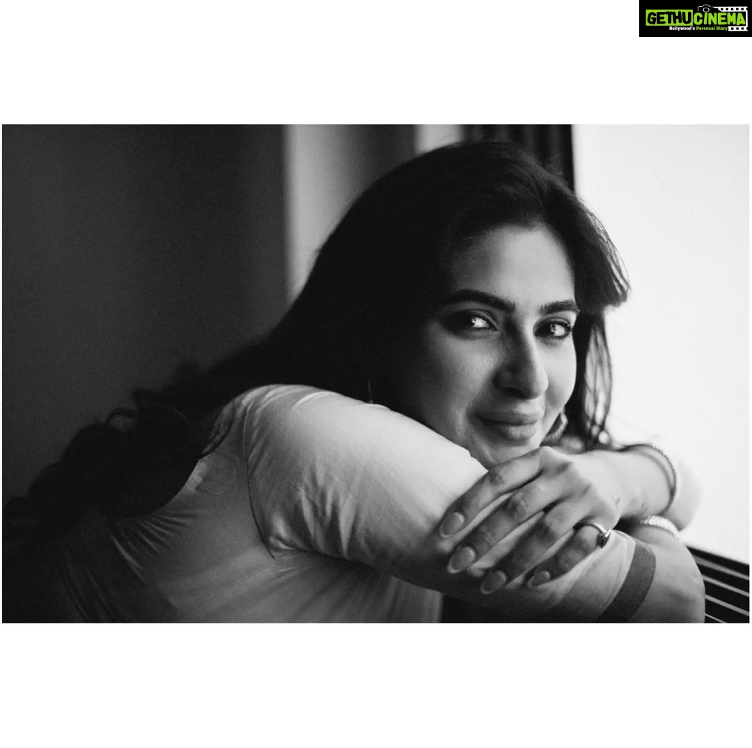 Karishma Sharma Instagram - जहाँ भी आज़ाद रूह की महक पड़े, समझना वहां मेरा घर है..... - अमृता प्रीतम Portrait of - @karishmasharma22 🌼 Mumbai - मुंबई