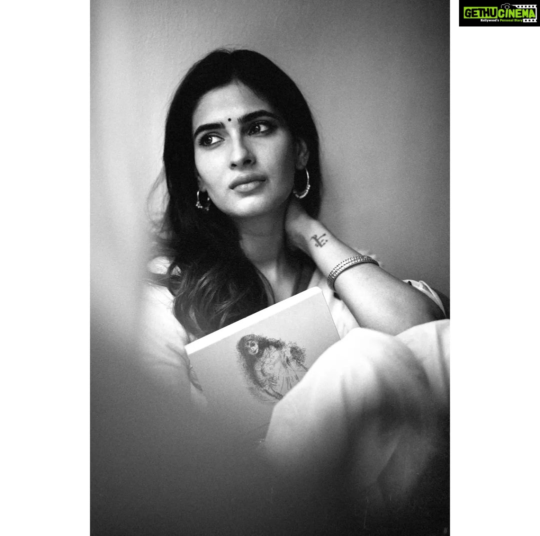 Karishma Sharma Instagram - जहाँ भी आज़ाद रूह की महक पड़े, समझना वहां मेरा घर है..... - अमृता प्रीतम Portrait of - @karishmasharma22 🌼 Mumbai - मुंबई