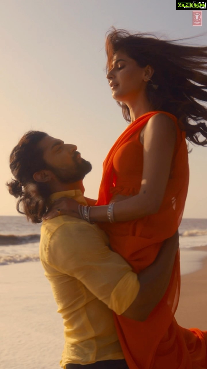 Karishma Sharma Instagram - And it is here! My new song #PehliBaarishMein is now all yours! ☔❤️ Song out now. Tune in! #tseries @tseries.official #BhushanKumar @guruchoudhary @jubin_nautiyal @rochakkohli @ghuggss @gautidihatti @debosureshnair @videobrainsofficial