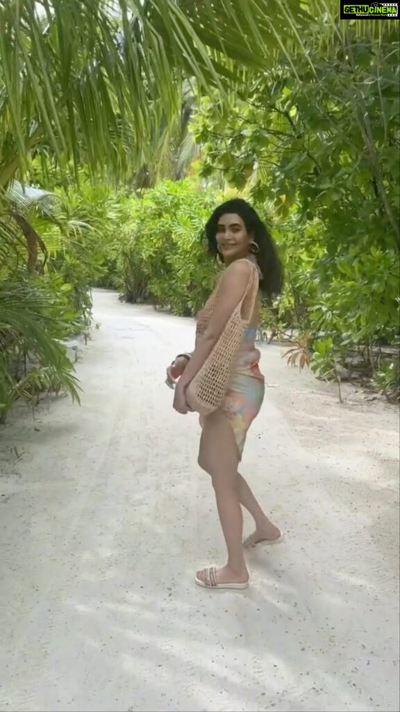 Karishma Tanna Instagram - What a beautiful experience we had in Maldives 🇲🇻 Thanku @baglioniresortmaldives @goinmyway_travels #travel #love #explore #reels #reelsinstagram