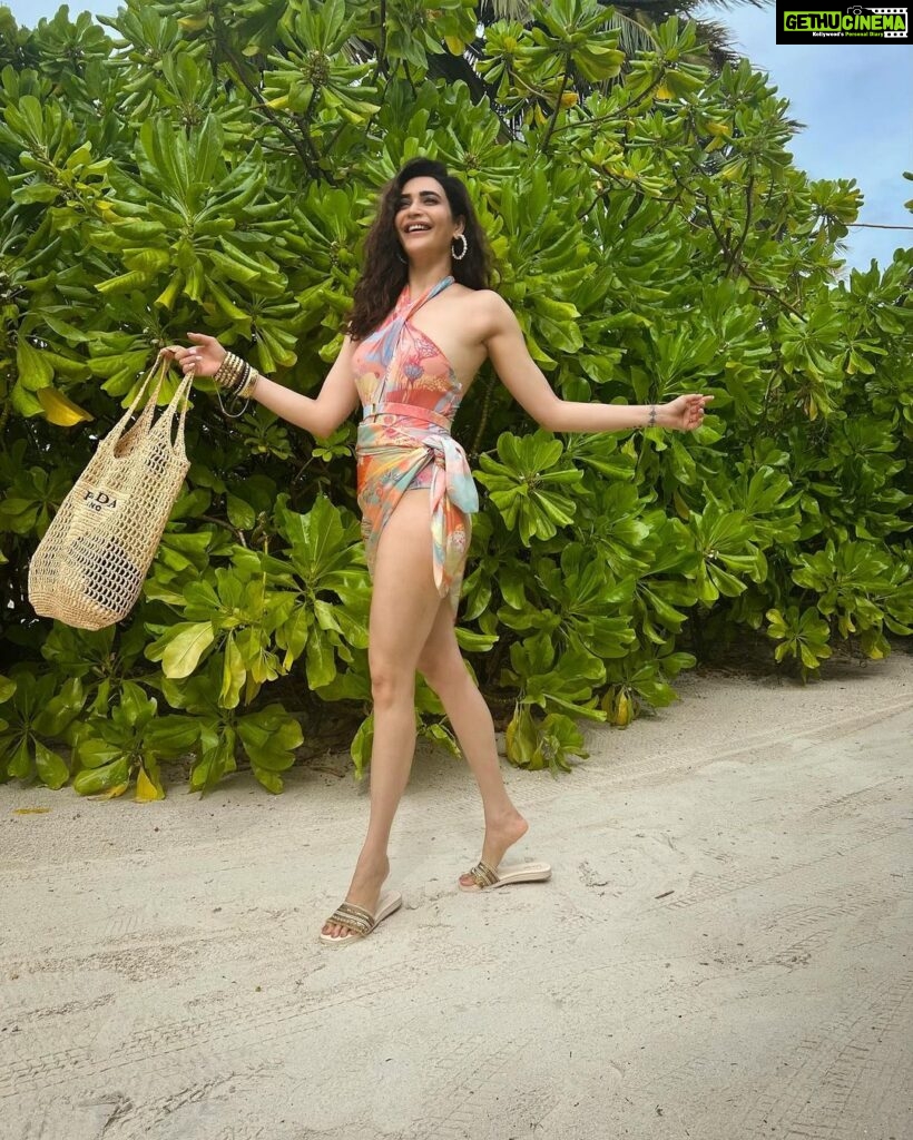 Karishma Tanna Instagram - ❤️ @baglioniresortmaldives @goinmyway_travels Swimsuit by @tizzi.official Jewelery by @sachdeva.ritika Stylist @shrushti_216 #maldives #travel #explore #love #beach