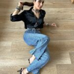 Karishma Tanna Instagram - When the flooring is so good , it’s fun to shoot 😎 Thanku @squarefootindia for the wooden flooring. Love my house a lil more ❤️