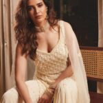 Karishma Tanna Instagram – 🤍🤍

.
.
.
.

Outfit- @jbyjannat
Jewellery- @minerali_store @koharbykanika @aquamarine_jewellery 
Hair- @shefali_hairstylist.81
Styled by- @sukritigrover 
Assisted by- @vanigupta.23
Photographer- @visualaffairs_va