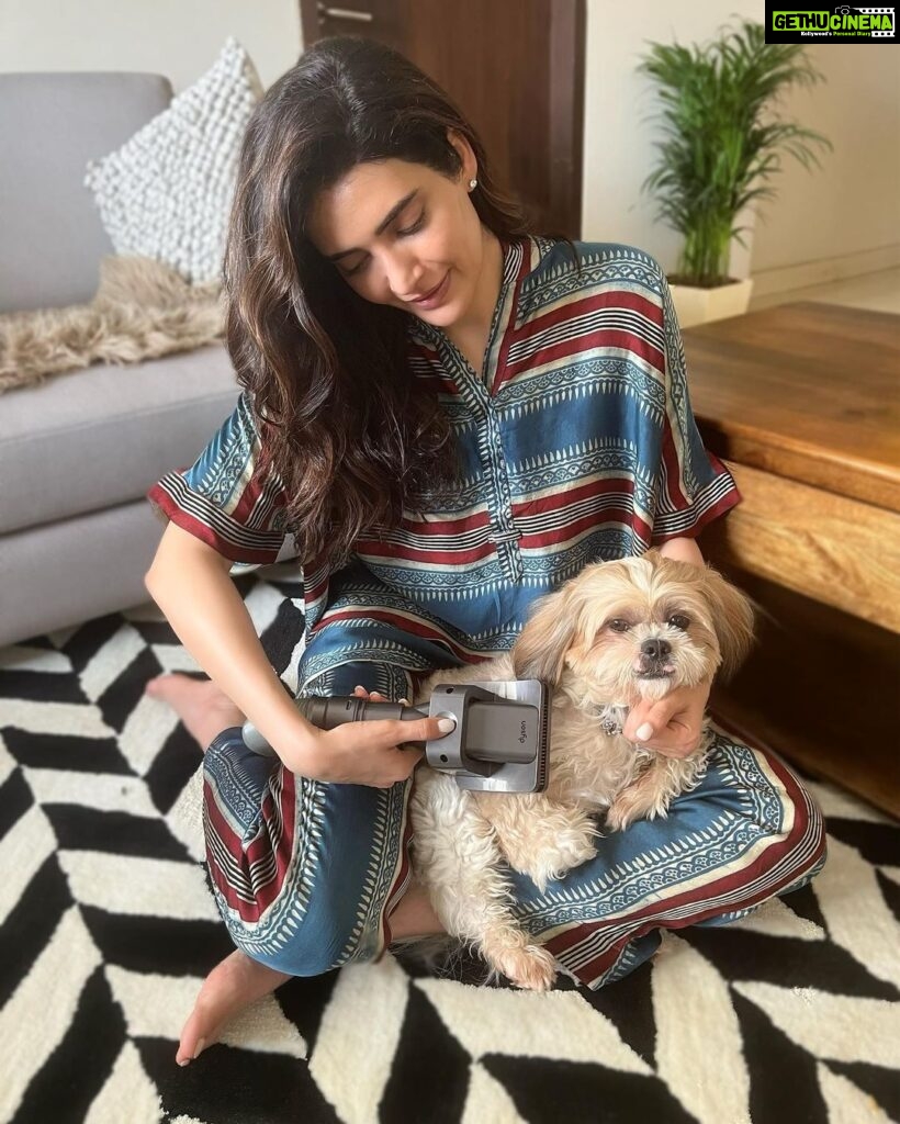 Karishma Tanna Instagram - I’ve always trusted Dyson vacuums when it comes to cleanliness at home- having said that, they have now come up with a new Pet Grooming attachment to groom and collect all that extra loose hair from your baby’s mane. This is just very convenient to manage kokos shedding and avoid dust & allergens, I loveee it!❤️ @dyson_india #DysonHome#PetGroomTool#DysonIndia#gifted @adzione Lounge wear by @azurina_boutique