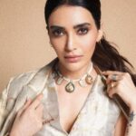 Karishma Tanna Instagram - Hello Thursday 🥰 Make up @makeupbyshefali.s Hair @aliyashaik28 Outfit- @suketdhir Jewellery- @sangeetaboochra Styled by- @sukritigrover Styling Team- @vanigupta.23 @simrankumar19 #scoop #netflix #love #potd #explore