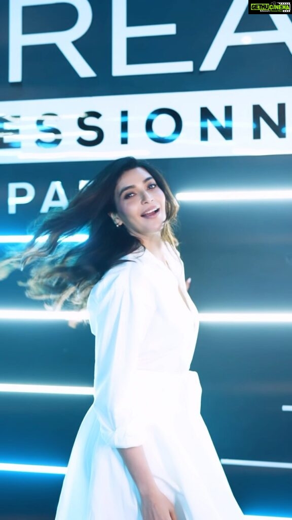 Karishma Tanna Instagram - #Sponsored A day in my life attending the L’Oréal Professionnel Scalp Beautyverse Event, where beauty meets technology. Thanks to my hair pro - @sareenaacharya from @enrichbeauty who guided me through the entire event and helped me understand the importance of scalp health. The whole experience was very insightful and fun! Each zone was very innovative and had its own specifications. I was recommended the Scalp Advanced Anti Oiliness Range which is powered by 3% AHA. It purifies the scalp and hair fiber from sweat and oil leaving the hair fresh and clean. I learned so much about my scalp health at this event. So stay tuned for more! To get your personalised diagnosis in salon, in-salon Scalp Advanced Treatment or get their retail products visit your nearest L’Oréal Professionnel partnered salon today! #BreakTheCycle #NewStartAhead #ScalpAdvanced #Enrich #LoveBeginsWithYou @lorealpro_education_india @lorealpro @vikram.bhatt @rohit.dedhia @enrichahaacademy