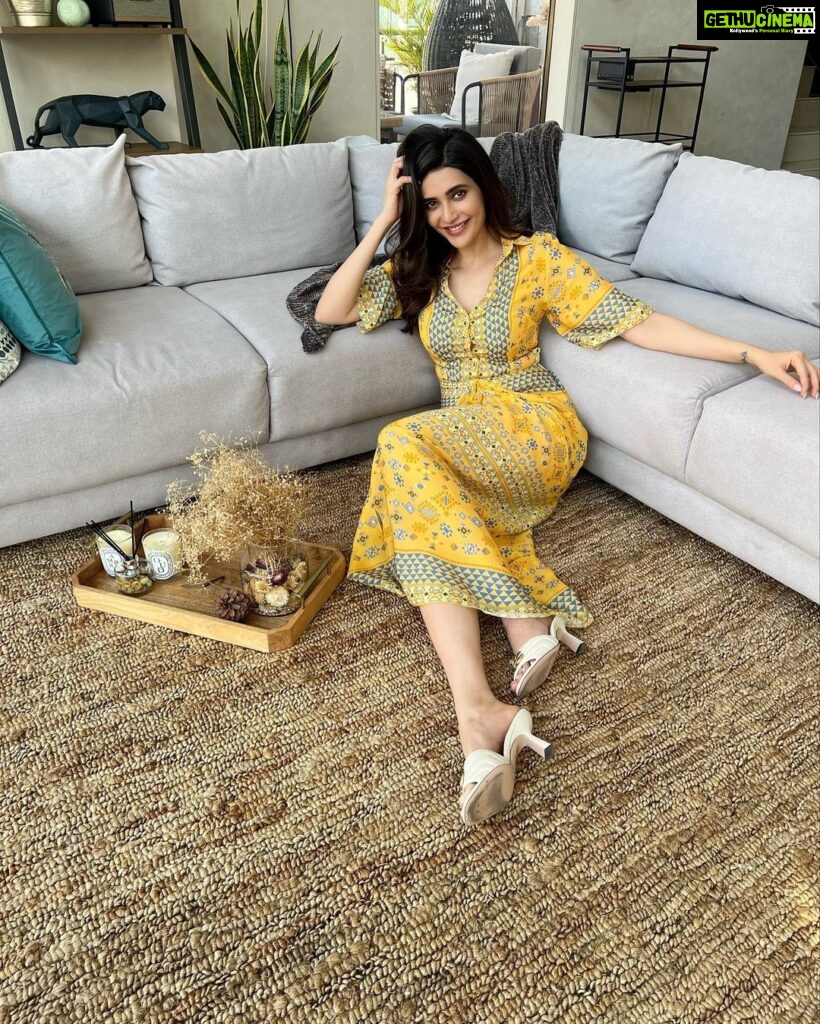 Karishma Tanna Instagram - Sunday 🧡 In love with these amaze carpets from my fav @humminghaus The products , quality and the service is just wow❤️ Thanku for making my house look gorgeous. Outfit by @chhavviaggarwalofficial #sunday #potd #love