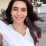 Karishma Tanna Instagram – Dil toh paagal hai 🖤
That Madhuri filmy feeling …….🌷

#reels #reelsinstagram #trending #explore

Outfit by @shopmulmul