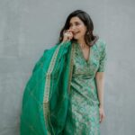 Karishma Tanna Instagram – Hare rang pe na itna …….😜

#mehendi #Indian #look #love #potd 

Outfit by @raw_mango
Jewellery @parekh_ornaments 
Styled by @shrushti_216 
Make up @ownyourlook_manitasinghania 
Hair @sujata_1810 
Pics by @epicstories.in