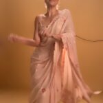 Karishma Tanna Instagram – Trending alert ‼️ 
Why not do it in a saree 😎!!

#reels #reelsinstagram #love #explore #trending #reelitfeelit