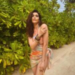 Karishma Tanna Instagram - ❤️ @baglioniresortmaldives @goinmyway_travels Swimsuit by @tizzi.official Jewelery by @sachdeva.ritika Stylist @shrushti_216 #maldives #travel #explore #love #beach