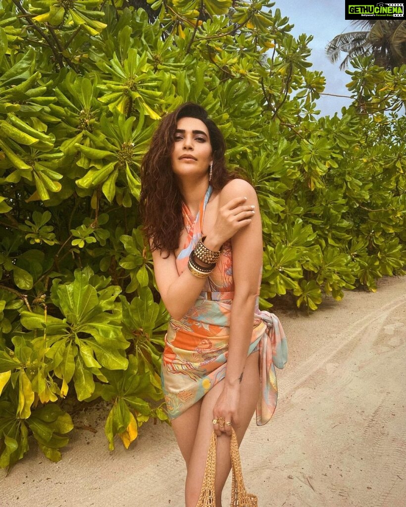 Karishma Tanna Instagram - ❤️ @baglioniresortmaldives @goinmyway_travels Swimsuit by @tizzi.official Jewelery by @sachdeva.ritika Stylist @shrushti_216 #maldives #travel #explore #love #beach