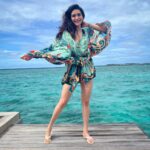 Karishma Tanna Instagram - Maldives 🇲🇻 @baglioniresortmaldives @goinmyway_travels Outfit by @limerickofficial @amigos.rizwan Stylist @shrushti_216 #travel #love #beach #mood #maldives